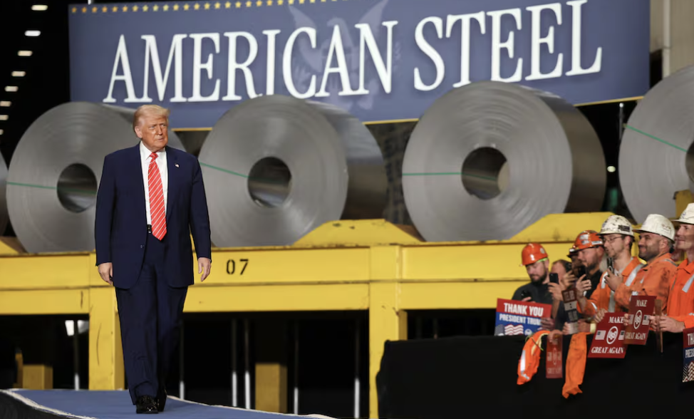 TRUMP FIRMÓ DECRETO QUE AUMENTA DE 25 A 50 POR CIENTO LOS ARANCELES AL ACERO Y ALUMINIO